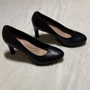 Clark’s Collection black pumps size 7